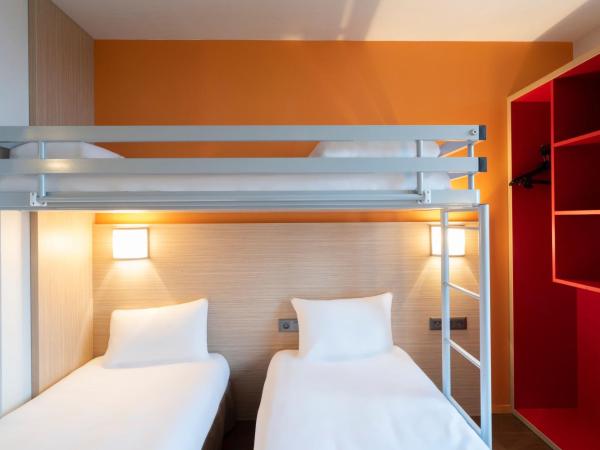 Premiere Classe Le Havre Centre-LES DOCKS : photo 2 de la chambre chambre triple avec 3 lits simples 