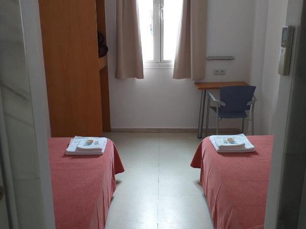 Albergue Inturjoven Córdoba : photo 3 de la chambre chambre lits jumeaux avec salle de bains privative