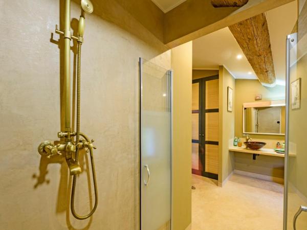Bastide de Bellegarde : photo 4 de la chambre chambre double avec salle de bains privative