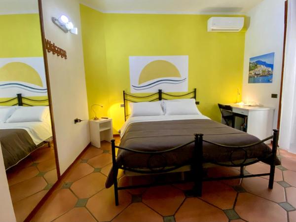B&B Amalfi Coast Salerno : photo 5 de la chambre chambre double ou lits jumeaux avec salle de bains privative