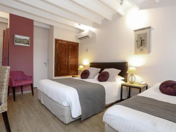 Hotel Le Mas de Castel - Piscine chauffee : photo 7 de la chambre chambre triple suprieure avec terrasse
