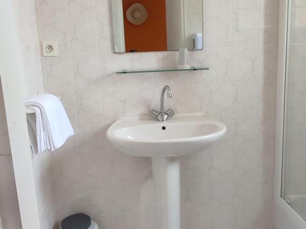Hotel & Cantine De La Plage : photo 3 de la chambre chambre quadruple avec douche et toilettes