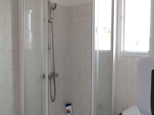 Hotel & Cantine De La Plage : photo 2 de la chambre chambre quadruple avec douche et toilettes