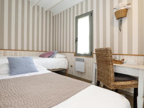 Hotel Le Mas de Castel - Piscine chauffee : photo 6 de la chambre chambre familiale avec terrasse 
