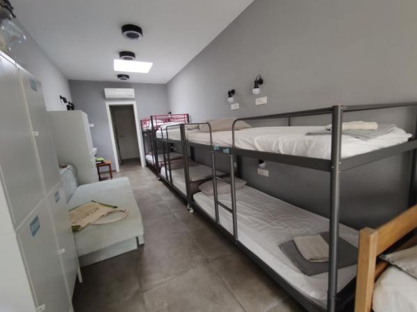 SUBTUB Hostel Makarska : photo 1 de la chambre lit simple en dortoir