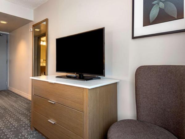 Best Western Plus Vancouver Airport Hotel : photo 3 de la chambre chambre lit king-size exécutive avec baignoire - accessible aux personnes à mobilité réduite