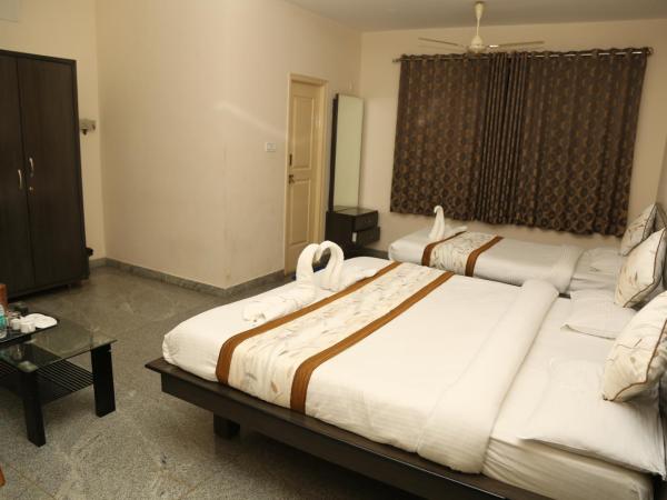 Soundarya Hotel : photo 7 de la chambre chambre triple