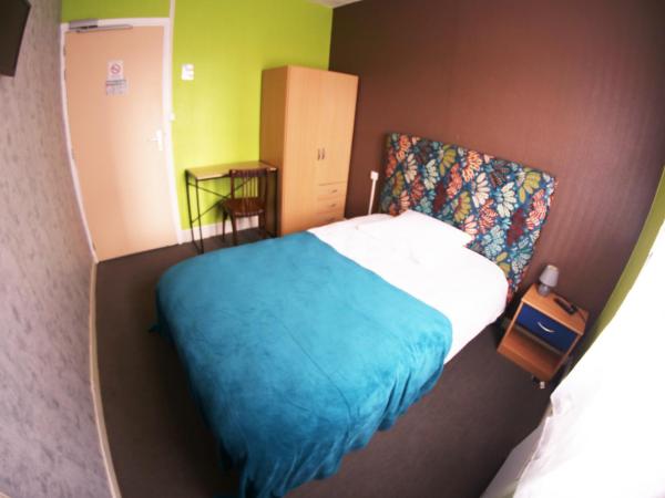 Hotel & Cantine De La Plage : photo 1 de la chambre chambre pour 1 personne avec salle de bains commune