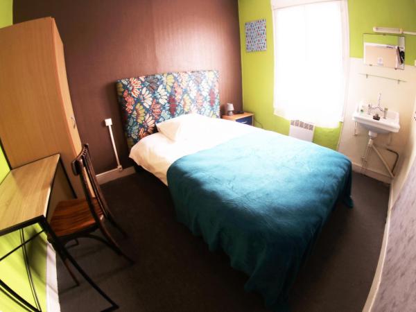 Hotel & Cantine De La Plage : photo 2 de la chambre chambre pour 1 personne avec salle de bains commune