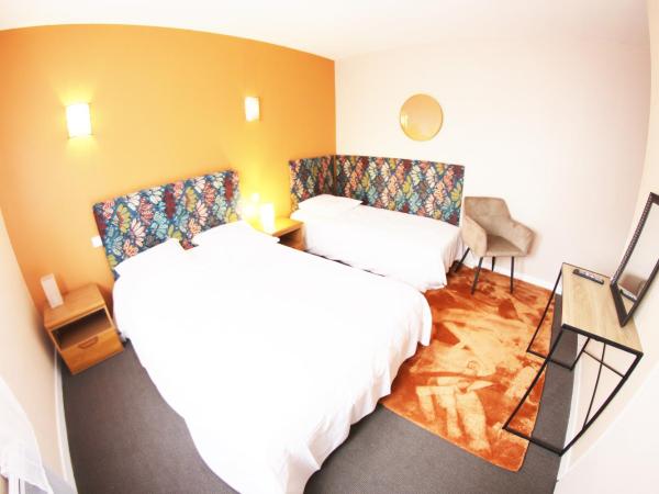 Hotel & Cantine De La Plage : photo 2 de la chambre chambre triple avec douche et toilettes