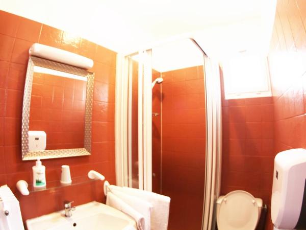 Hotel & Cantine De La Plage : photo 5 de la chambre chambre triple avec douche et toilettes