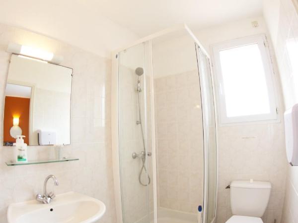 Hotel & Cantine De La Plage : photo 6 de la chambre chambre triple avec douche et toilettes