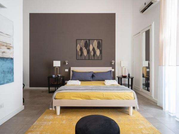 Fourooms - Bari Sparano : photo 1 de la chambre grande chambre double avec balcon