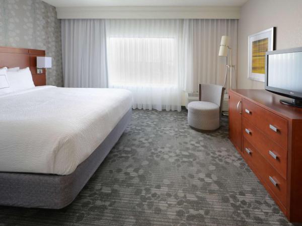 Sonesta Select Dallas Central Expressway : photo 1 de la chambre suite lit king-size avec canapé-lit