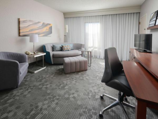 Sonesta Select Dallas Central Expressway : photo 2 de la chambre suite avec 2 lits doubles et 1 canapé-lit