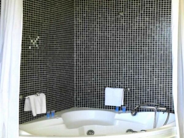 Hotel Carlos V : photo 6 de la chambre chambre lit queen-size avec baignoire spa