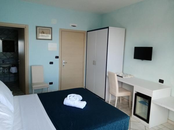 L'Incanto Suites Ischia : photo 7 de la chambre chambre double deluxe - vue sur mer