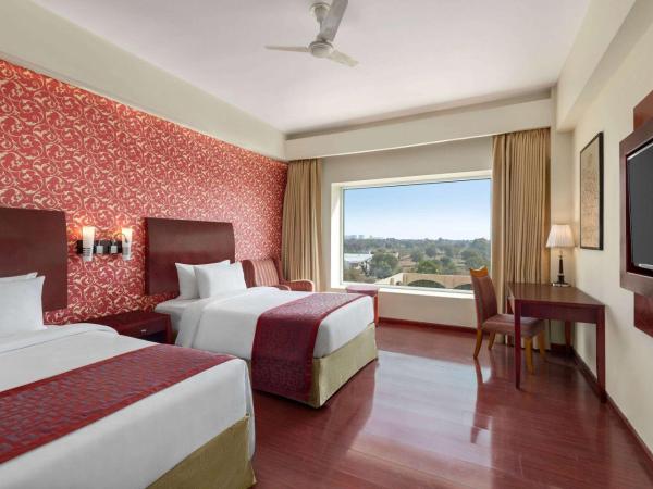 Ramada by Wyndham Jaipur Jaisinghpura : photo 2 de la chambre premium king room (non smoking)
