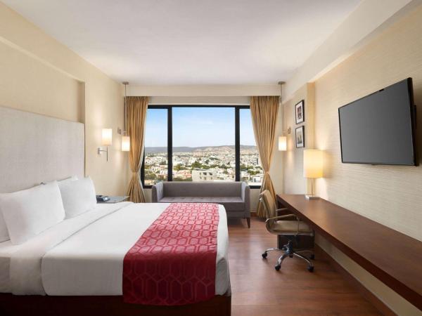 Ramada by Wyndham Jaipur North : photo 2 de la chambre 1 king bed, premier aravalli view, non-smoking