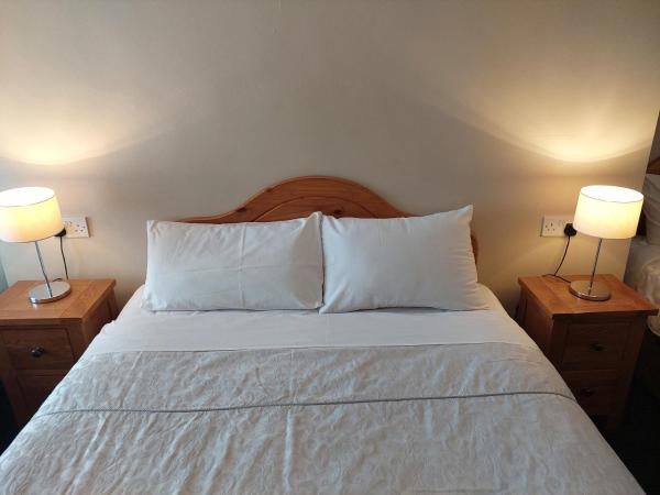 Parkway Guesthouse : photo 1 de la chambre chambre double avec salle de bains privative