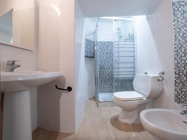 Lamarmora 26 : photo 5 de la chambre chambre double avec salle de bains privative