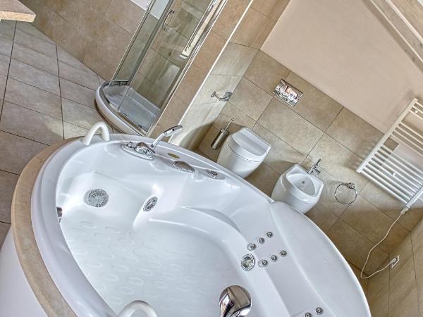 Relais Balcone di Giulietta : photo 2 de la chambre chambre double de luxe avec baignoire spa