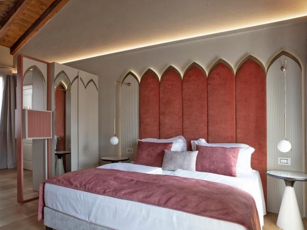 Relais Balcone di Giulietta : photo 6 de la chambre suite supérieure avec baignoire spa