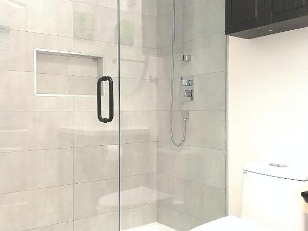 Marpole Guest House : photo 6 de la chambre chambre lit queen-size avec salle de bains commune