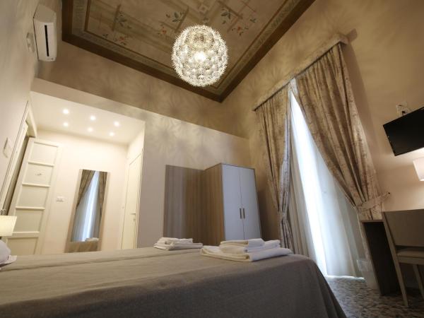 B&B Elios Rooms : photo 9 de la chambre chambre double ou lits jumeaux avec balcon
