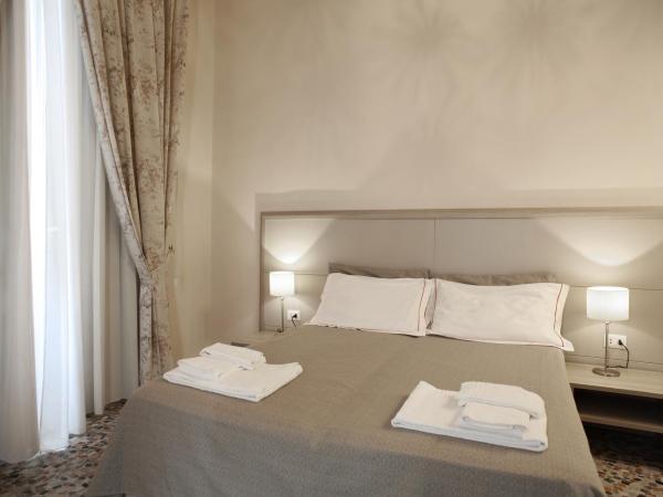B&B Elios Rooms : photo 4 de la chambre chambre double ou lits jumeaux avec balcon