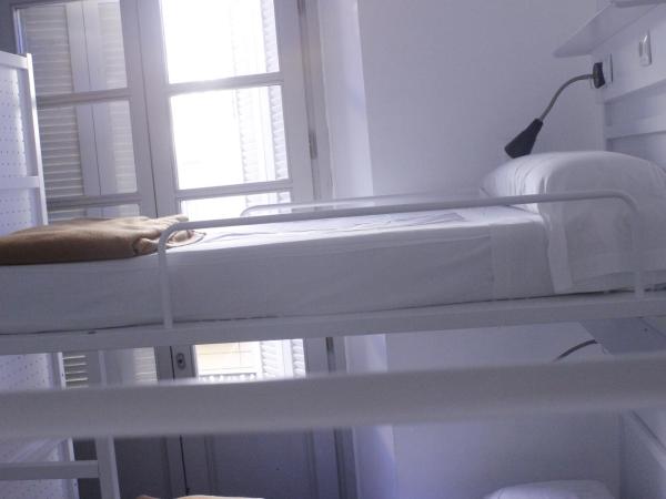 Feel Hostels Soho Malaga : photo 2 de la chambre lit en dortoir de 6 lits avec balcon