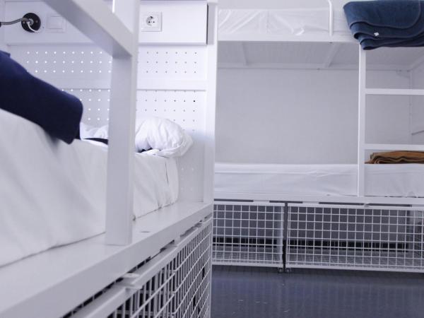Feel Hostels Soho Malaga : photo 3 de la chambre lit en dortoir de 6 lits avec balcon