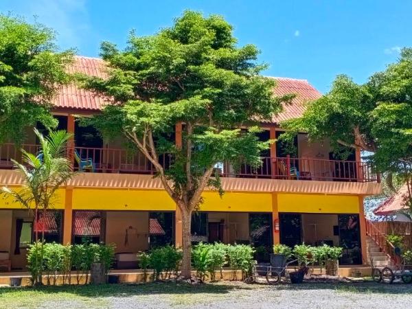 Boonya Resort Koh Chang : photo 1 de la chambre chambre double avec ventilateur et balcon