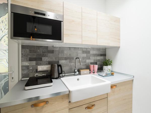 Fifteen Boutique Rooms Budapest with Self Check-In : photo 2 de la chambre studio avec terrasse