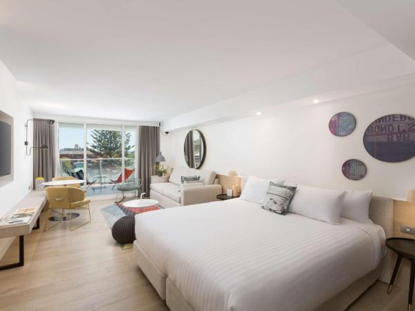 QT Bondi : photo 8 de la chambre studio lit king-size de luxe avec balcon