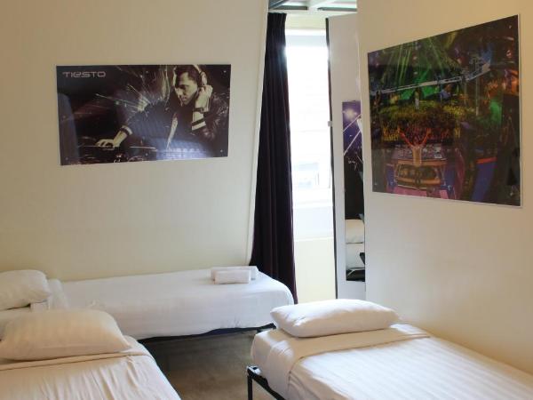 Bicycle Hotel Amsterdam : photo 4 de la chambre chambre triple avec salle de bains commune