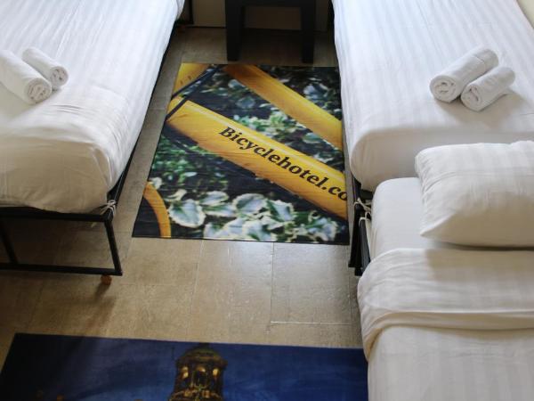 Bicycle Hotel Amsterdam : photo 5 de la chambre chambre triple avec salle de bains commune