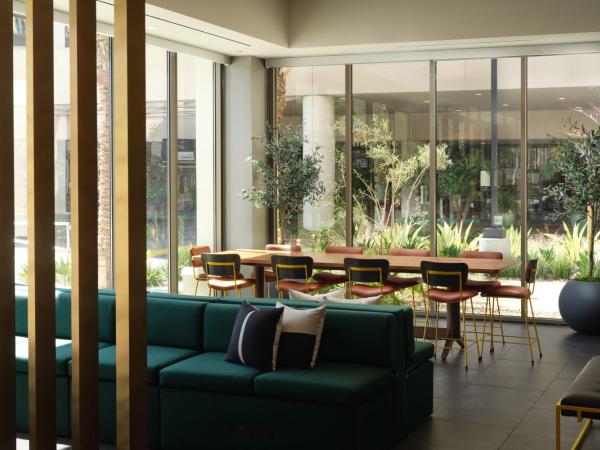 Hyatt Place LAX/Century BLVD : photo 5 de la chambre suite 1 chambre lit king-size avec canapé-lit