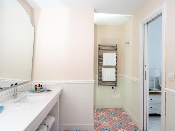 Hotel Belair : photo 9 de la chambre suite lit king-size avec baignoire spa et terrasse - vue sur mer