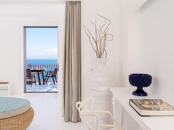 Hotel Belair : photo 3 de la chambre suite lit king-size avec baignoire spa et terrasse - vue sur mer