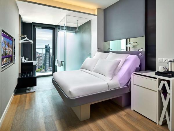 YOTEL Singapore Orchard Road : photo 1 de la chambre hébergement lit queen-size première classe