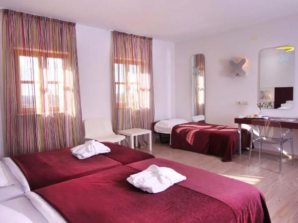 VELANERA Hotel & Restaurant : photo 1 de la chambre chambre double ou lits jumeaux deluxe - vue sur piscine
