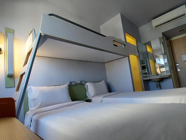 ibis budget Rio de Janeiro Nova America : photo 9 de la chambre standard twin apartment with a bunk bed