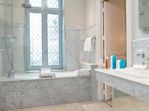 Hotel de la Cité & Spa MGallery : photo 9 de la chambre chambre double supérieure avec 1 lit king-size