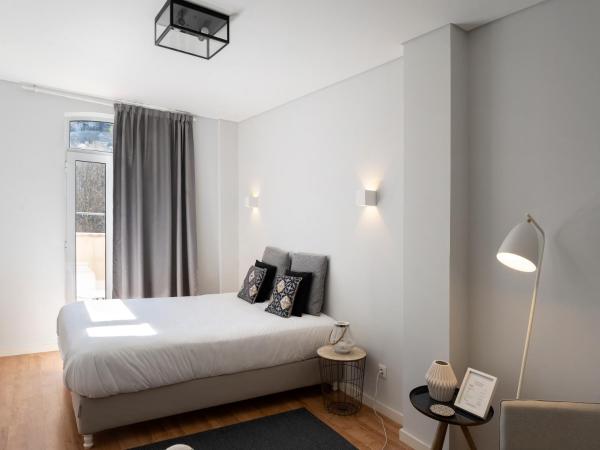 NJOY Coimbra : photo 6 de la chambre suite avec terrasse