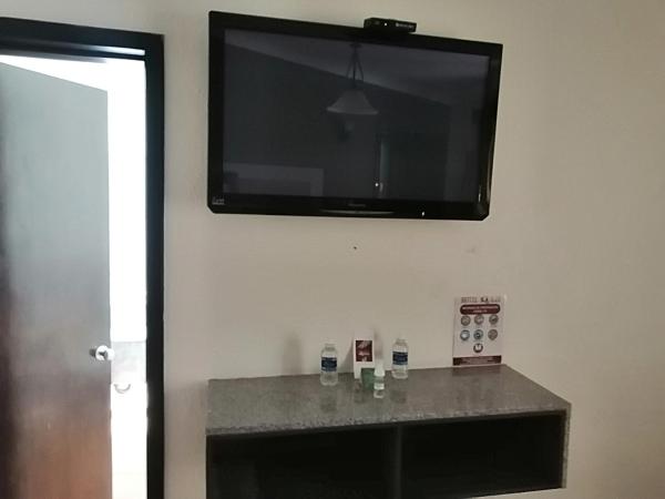 Hotel Aquiles : photo 5 de la chambre chambre lit king-size avec baignoire spa