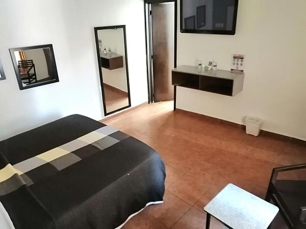 Hotel Aquiles : photo 3 de la chambre chambre lit king-size avec baignoire spa