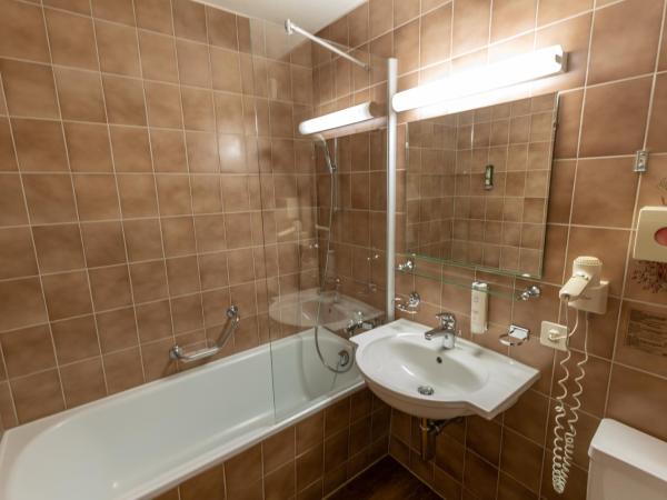 Chalet-Hotel Beau-Site : photo 3 de la chambre chambre double ou lits jumeaux avec balcon