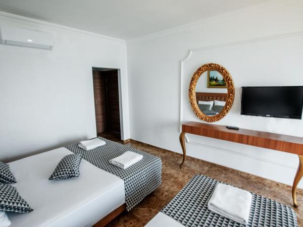 Kristal Beach Hotel : photo 8 de la chambre chambre double ou lits jumeaux - vue latérale sur mer