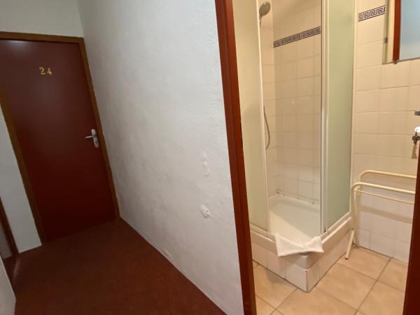 Hôtel Belle Vue d'Angleterre : photo 4 de la chambre chambre triple avec salle de bains extérieure